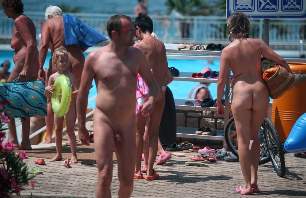 Daytime Nudists Chill Out photos - Naturism and nudism
