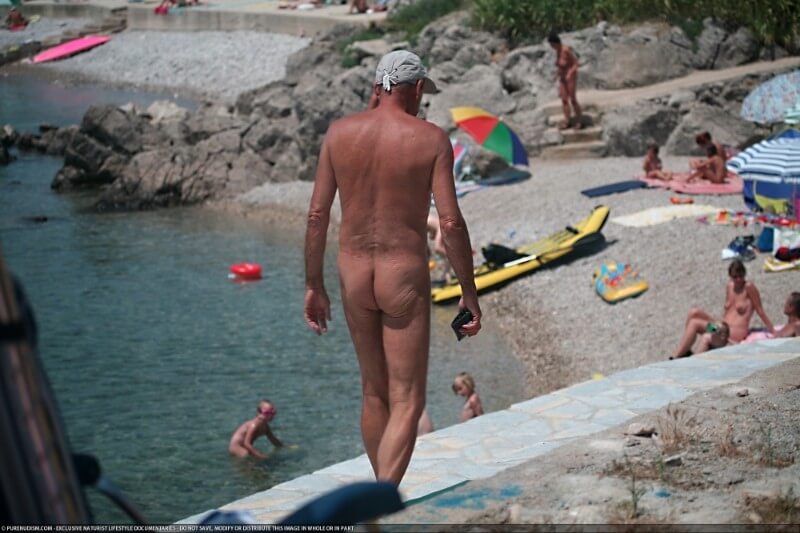 Nudist Shore Walking pics - Naturism and nudism