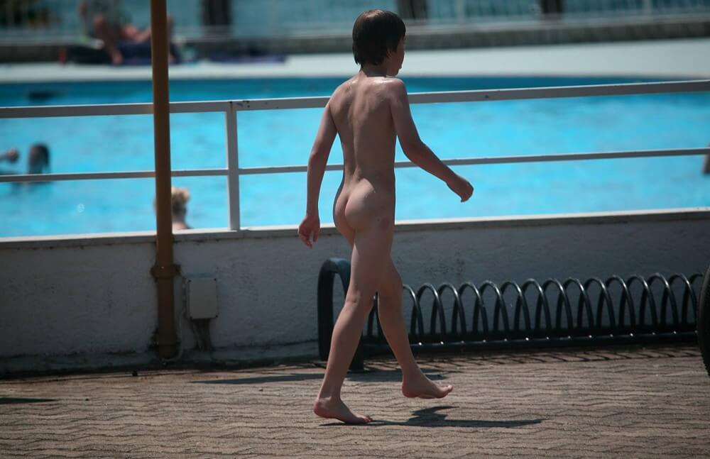 Grassy Patio Nature Hike - Naturism and nudism