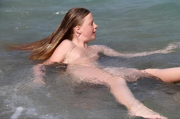 Turqoise Water Splash pics - Naturism and nudism