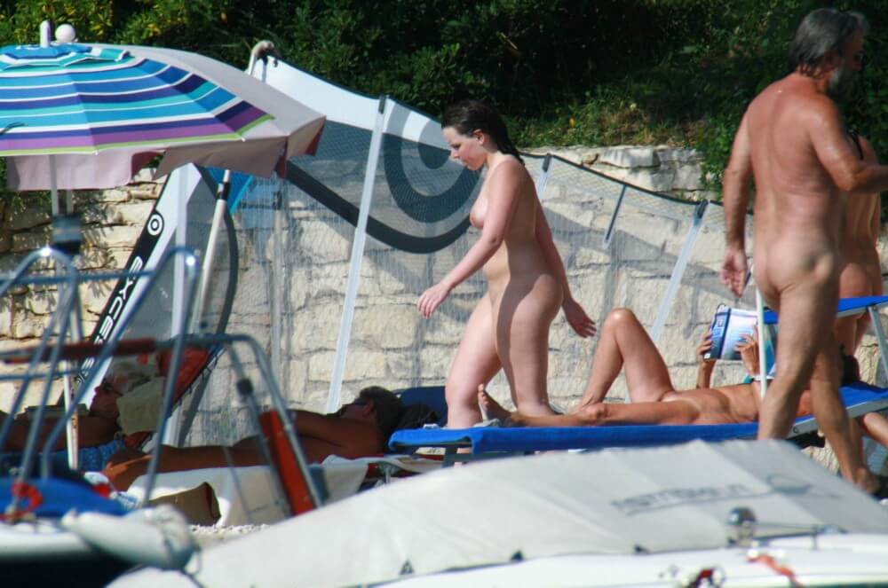 Girl Daytime Bath - Naturism and nudism
