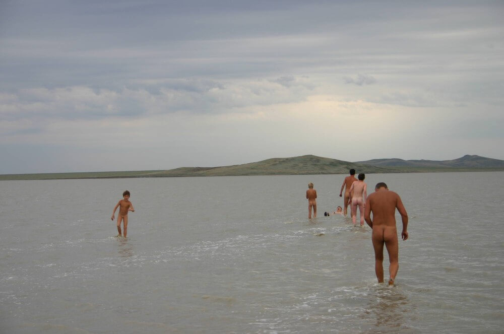 Black-Sea Body Mud Shots pics - Naturism and nudism