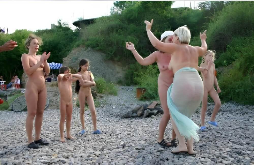 Dances on a beach pics - Naturism and nudism