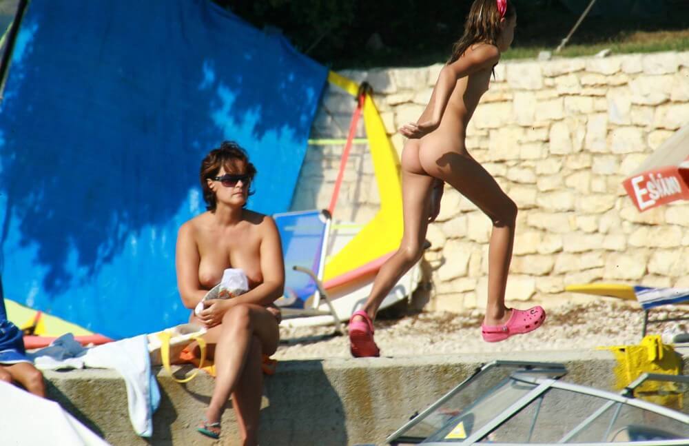 Bright Day Sun Tanning pics - Naturism and nudism