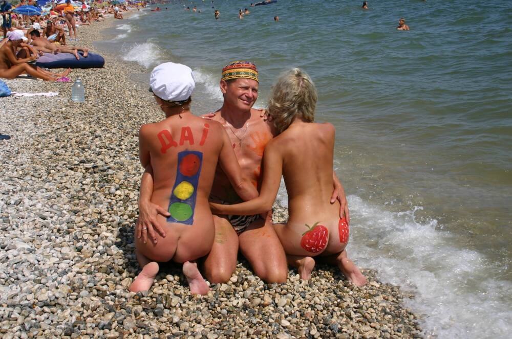 Bold Outdoor Nude Poses pics - Naturism and nudism
