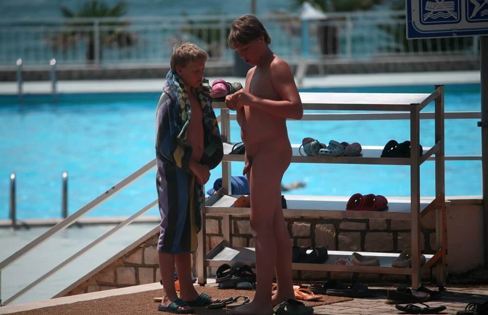 Scooter Travel Mid Day pics - Naturism and nudism