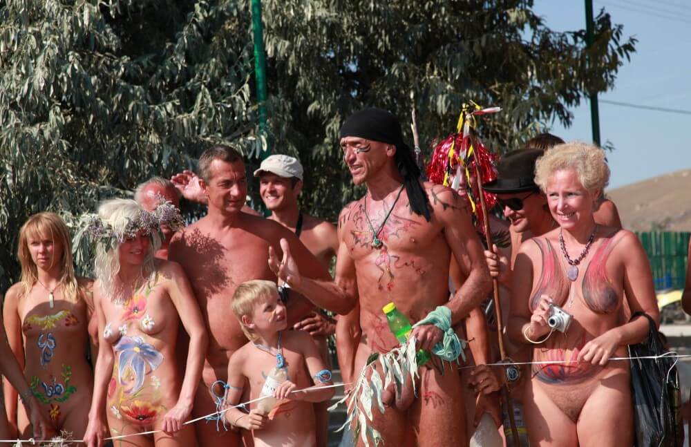 Naturist Day From Behind pics - Naturism and nudism