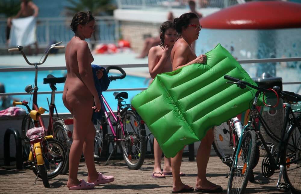 Outdoor Pool Sideliners pics - Naturism and nudism